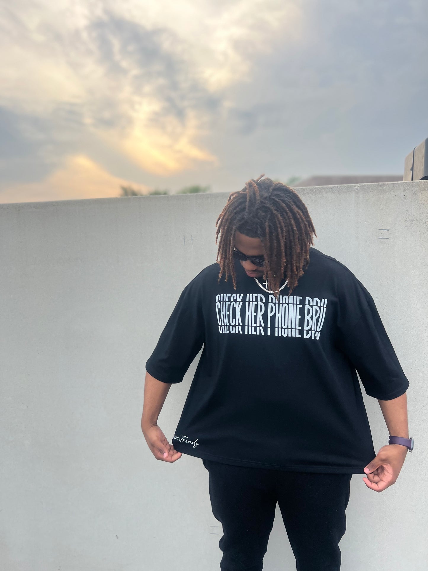 check her phone oversized tee!