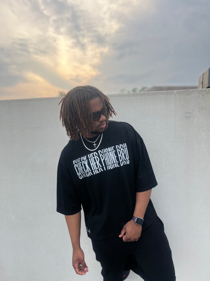 check her phone oversized tee!