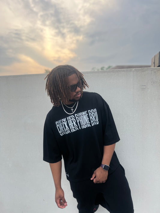 check her phone oversized tee!